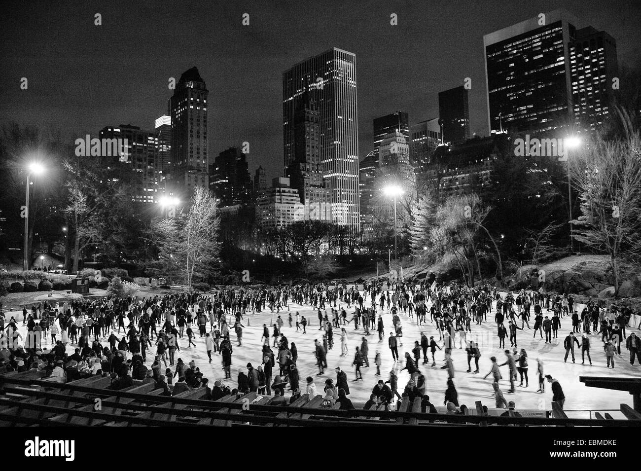 Eislaufen Sie am Wollman Rink, Central Park, Midtown, Manhattan, New York City, New York State, USA Stockfoto