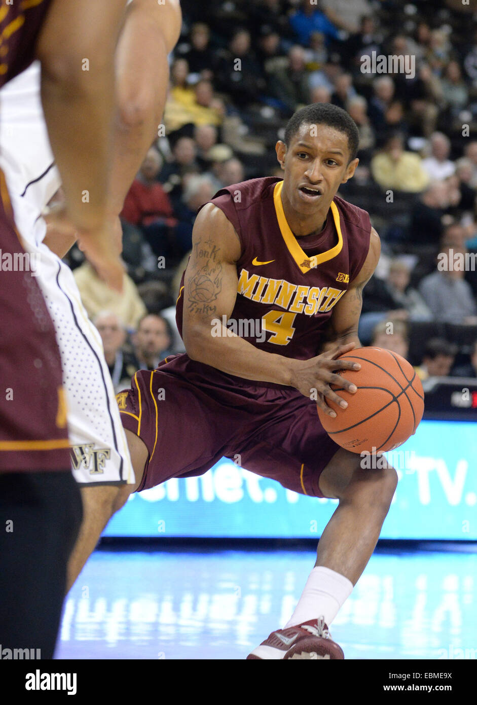 November 26, taucht 2014:Minnesota Golden Gophers Wache DeAndre Mathieu #4 die Spur bei ihren 84-69-Sieg über Wake Forest Demon Deacons LJVM Coliseum in Winston-Salem, North Carolina während der ACC/Big Ten Challenge. PJ Ward-Brown/CSM Stockfoto