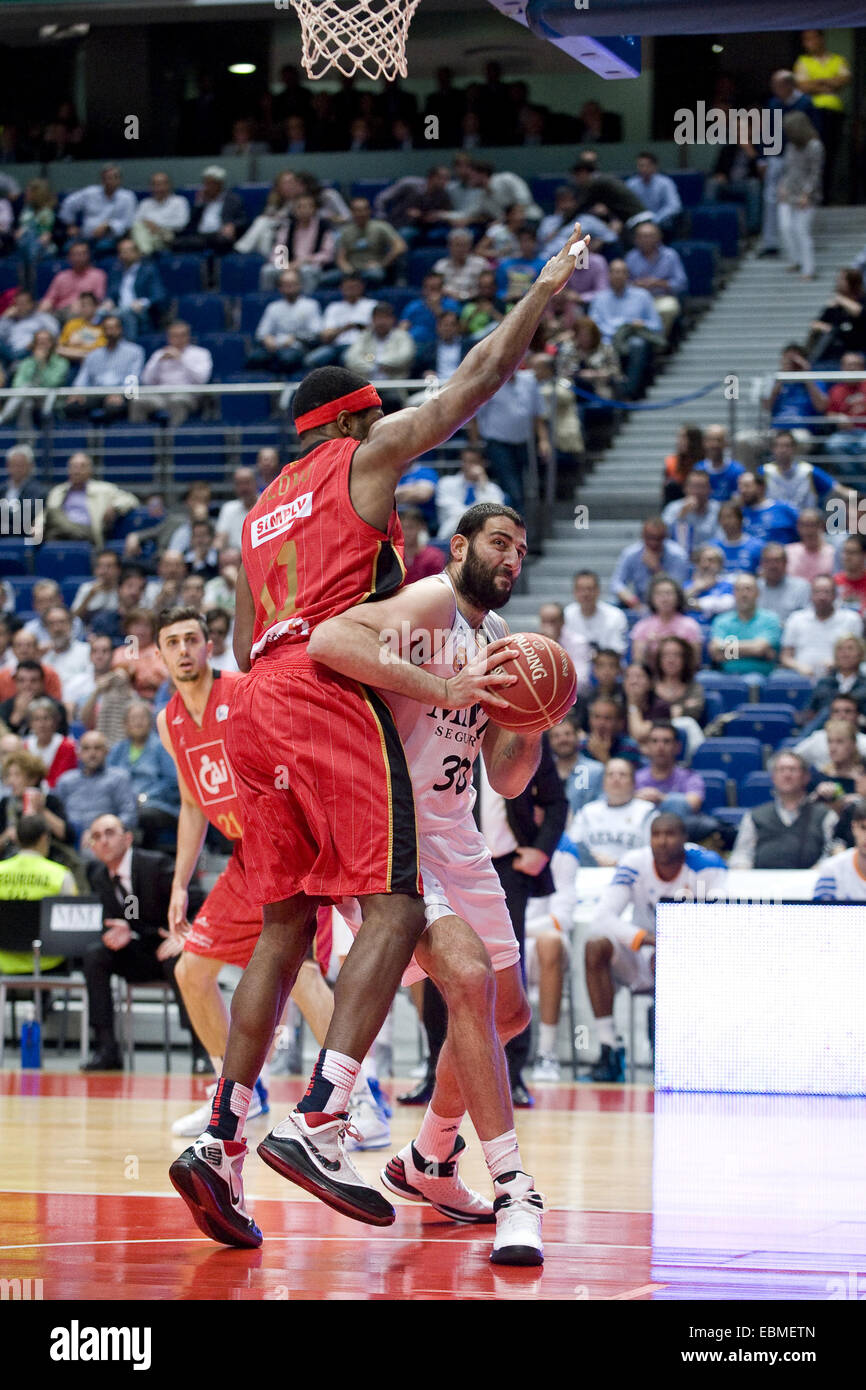 Real Madrid besiegt CAI Zaragoza 78-70 im ersten Quartal letzten Spiel der Liga ACB im Palacio de Los Deportes. Dieser Sieg Real Madrid bewegt sich in einen Punkt für das Halbfinale qualifizieren.  Mitwirkende: Joseph Jones, Ioannis Bourousis wo: Madri Stockfoto Real Madrid besiegt CAI Zaragoza 78-70 im ersten Quartal letzten Spiel der Liga ACB im Palacio de Los Deportes. Dieser Sieg Real Madrid bewegt sich in einen Punkt für das Halbfinale qualifizieren.  Mitwirkende: Joseph Jones, Ioannis Bourousis wo: Madri Stockfoto