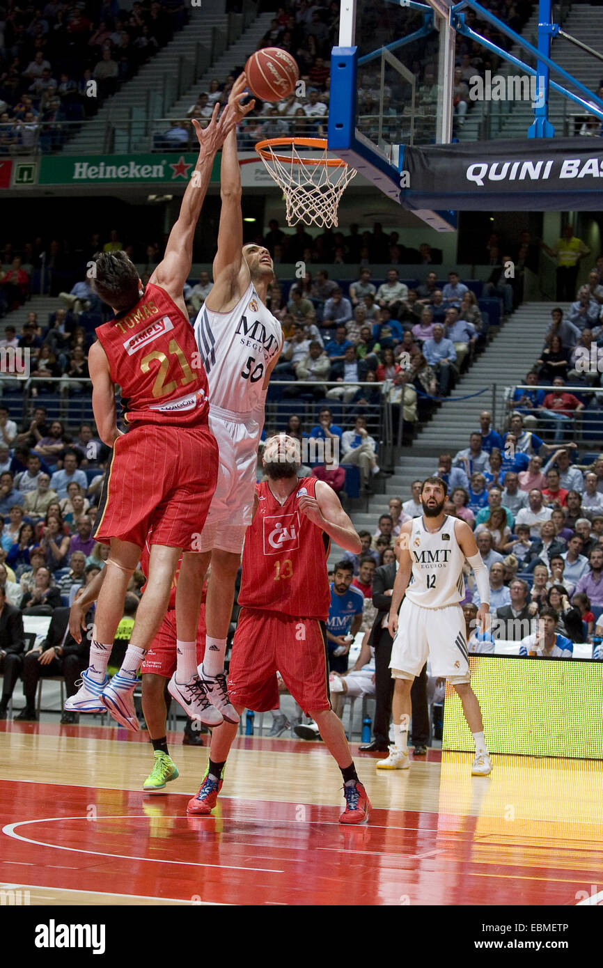 Real Madrid besiegt CAI Zaragoza 78-70 im ersten Quartal letzten Spiel der Liga ACB im Palacio de Los Deportes. Dieser Sieg Real Madrid bewegt sich in einen Punkt für das Halbfinale qualifizieren.  Mitwirkende: Viktor Sanikidze wo: Madrid, Spanien wenn: Stockfoto Real Madrid besiegt CAI Zaragoza 78-70 im ersten Quartal letzten Spiel der Liga ACB im Palacio de Los Deportes. Dieser Sieg Real Madrid bewegt sich in einen Punkt für das Halbfinale qualifizieren.  Mitwirkende: Viktor Sanikidze wo: Madrid, Spanien wenn: Stockfoto