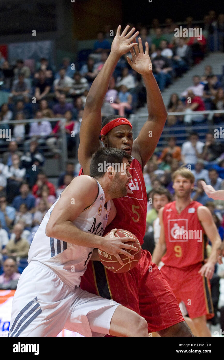 Real Madrid besiegt CAI Zaragoza 78-70 im ersten Quartal letzten Spiel der Liga ACB im Palacio de Los Deportes. Dieser Sieg Real Madrid bewegt sich in einen Punkt für das Halbfinale qualifizieren.  Mitwirkende: Joseph Jones wo: Madrid, Spanien bei: 30 Stockfoto Real Madrid besiegt CAI Zaragoza 78-70 im ersten Quartal letzten Spiel der Liga ACB im Palacio de Los Deportes. Dieser Sieg Real Madrid bewegt sich in einen Punkt für das Halbfinale qualifizieren.  Mitwirkende: Joseph Jones wo: Madrid, Spanien bei: 30 Stockfoto