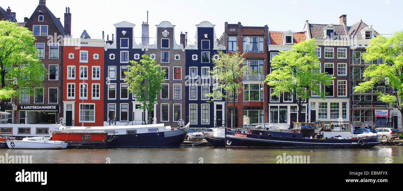 Typischen Kanal Häuser und Boote entlang der Amstel Kanal, Amsterdam, Nordholland, Niederlande Stockfoto