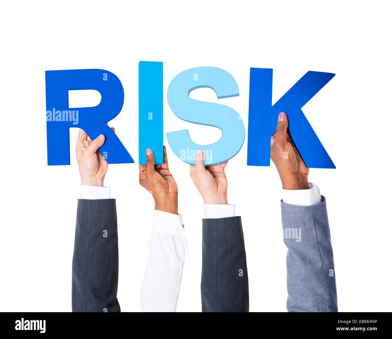 Multiethnische Geschäftsleute halten das Wort Risiko Stockfoto
