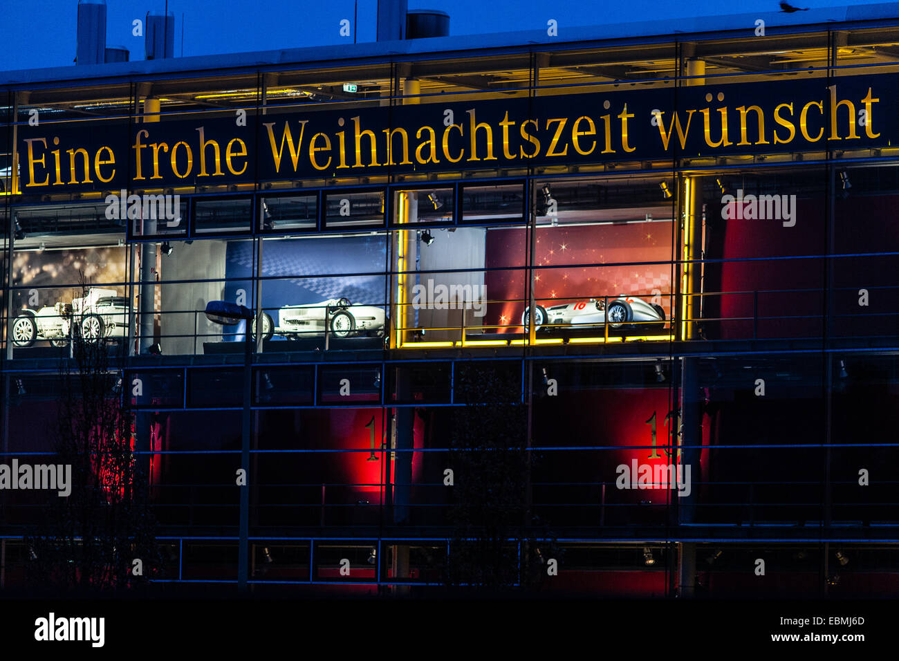 München, Deutschland. 3. Dezember 2014. Drittes Auto, den Mercedes-Benz 1,5-Liter-Rennwagen W 165 (1939), ergab für die 2014 Mercedes Benz Adventskalender in München Credit: Hector Chapman/Alamy Live News Stockfoto