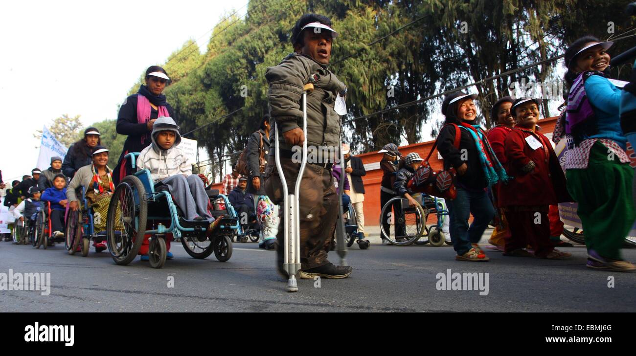 Kathmandu, Nepal. 3. Dezember 2014. Behinderte Menschen beteiligen sich an einer Kundgebung zum internationalen Tag der Menschen mit Behinderung in Kathmandu, Nepal, 3. Dezember 2014. Die Kundgebung wurde organisiert, um Verständnis und Unterstützung für Menschen mit Behinderungen zu fördern. Bildnachweis: Sunil Sharma/Xinhua/Alamy Live-Nachrichten Stockfoto