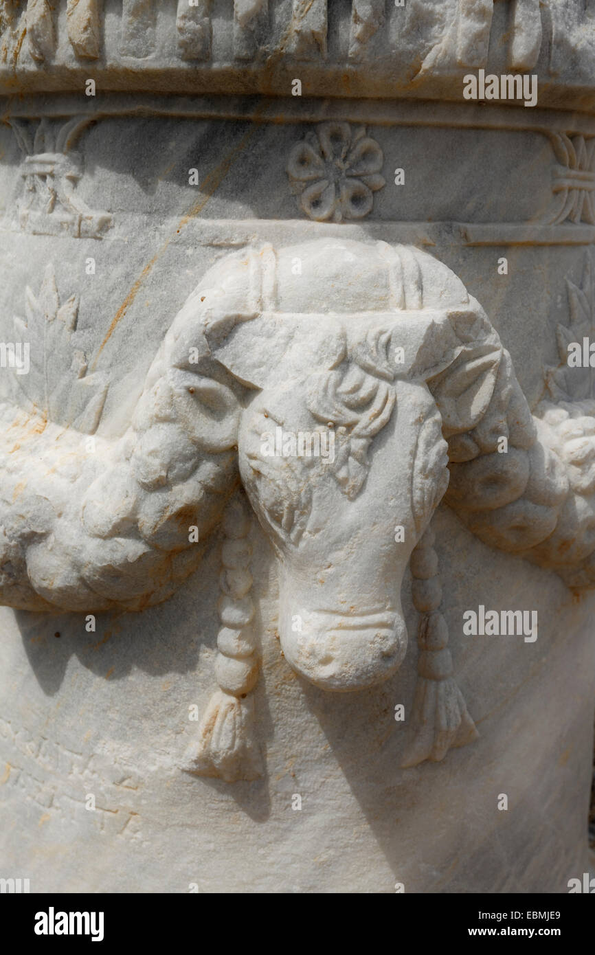 Kuh Kopf Relief auf einer Säule, antike Stadt Knidos, Knidos, in der Nähe von Datça, Datça-Halbinsel, Provinz Muğla, Ägäis, Türkei Stockfoto