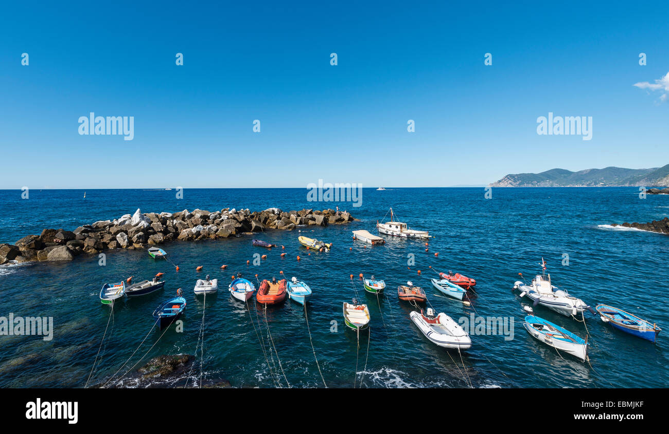 Boote im Hafen vor Schutz der Hafenmauer, Riomaggiore, Cinque Terre, La Spezia, Cinque Terre, Ligurien, Italien Stockfoto