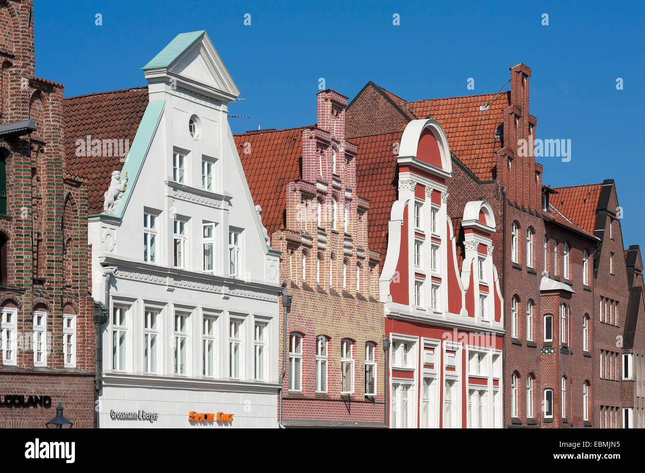 Alte Giebelhäuser aus verschiedenen Epochen, Lüneburg, Niedersachsen, Deutschland Stockfoto