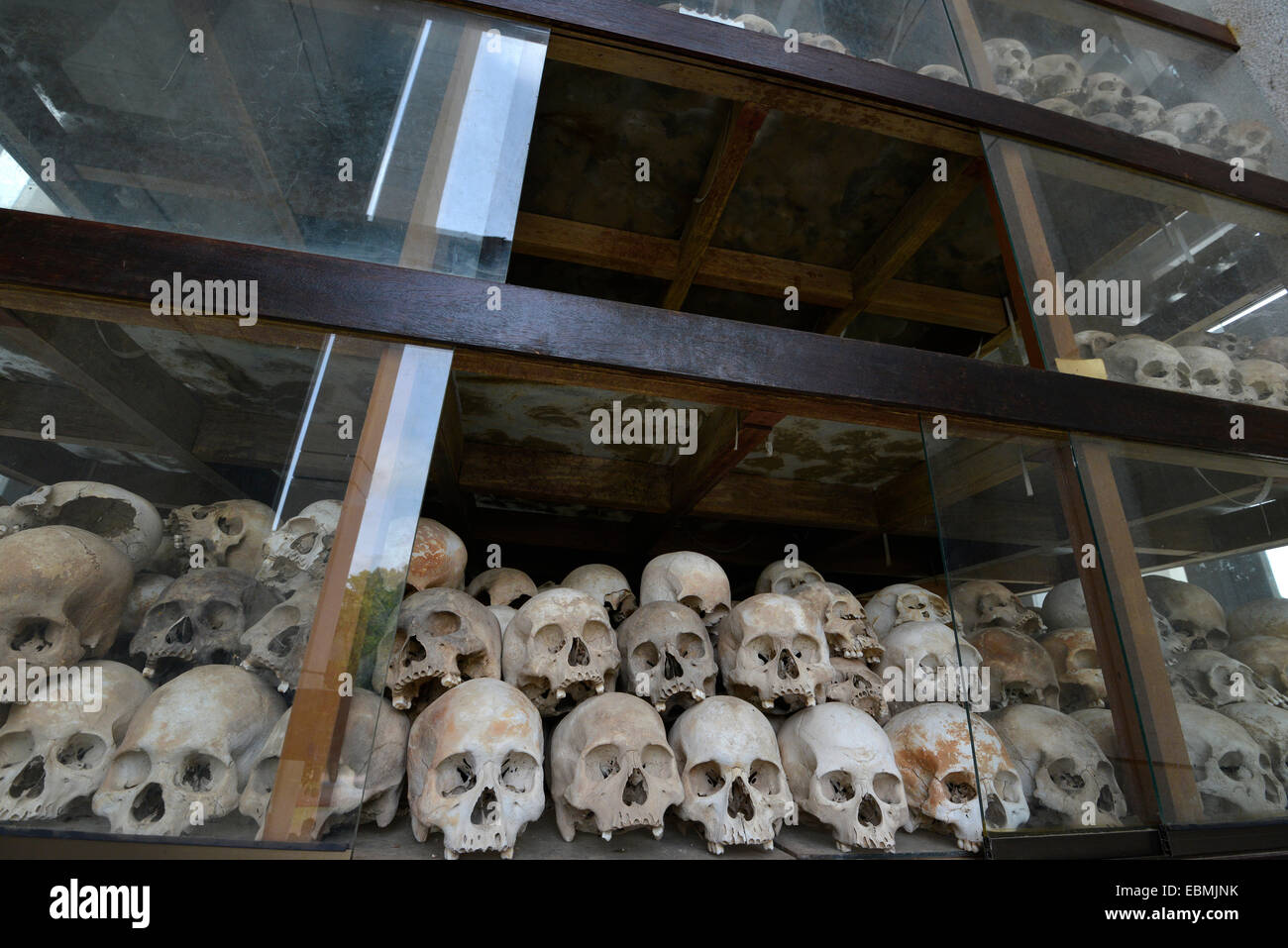 Schädel und Knochen in der Memorial Stupa für die Gefangenen von den kommunistischen oder maoistischen Khmer Rouge in Choeung Ek ermordet Stockfoto