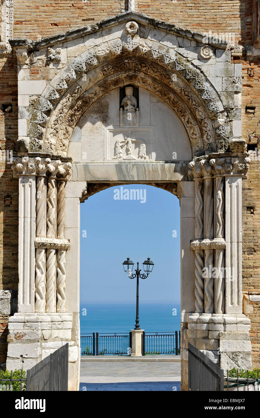 Portal, Fragment von der Kirche Chiesa di San Pietro, erbaut im 829 n. Chr. mit Blick auf die Adria, Altstadt, Vasto Stockfoto