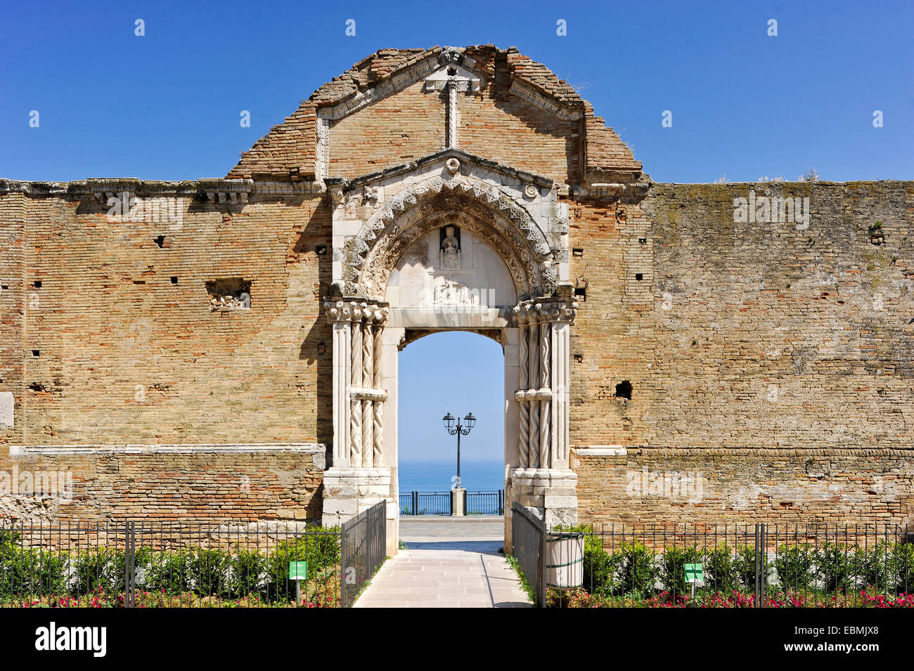 Portal, Fragment von der Kirche Chiesa di San Pietro, erbaut im 829 n. Chr. mit Blick auf die Adria, Altstadt, Vasto Stockfoto