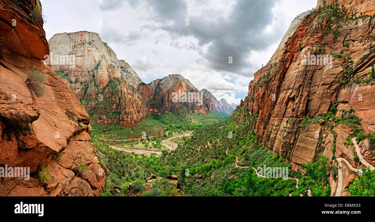 Auf dem Weg zum Angel Landung auf den West Rim Trail mit Blick auf den großen weißen Thron und Zion Valley, Zion Nationalpark, Utah Stockfoto