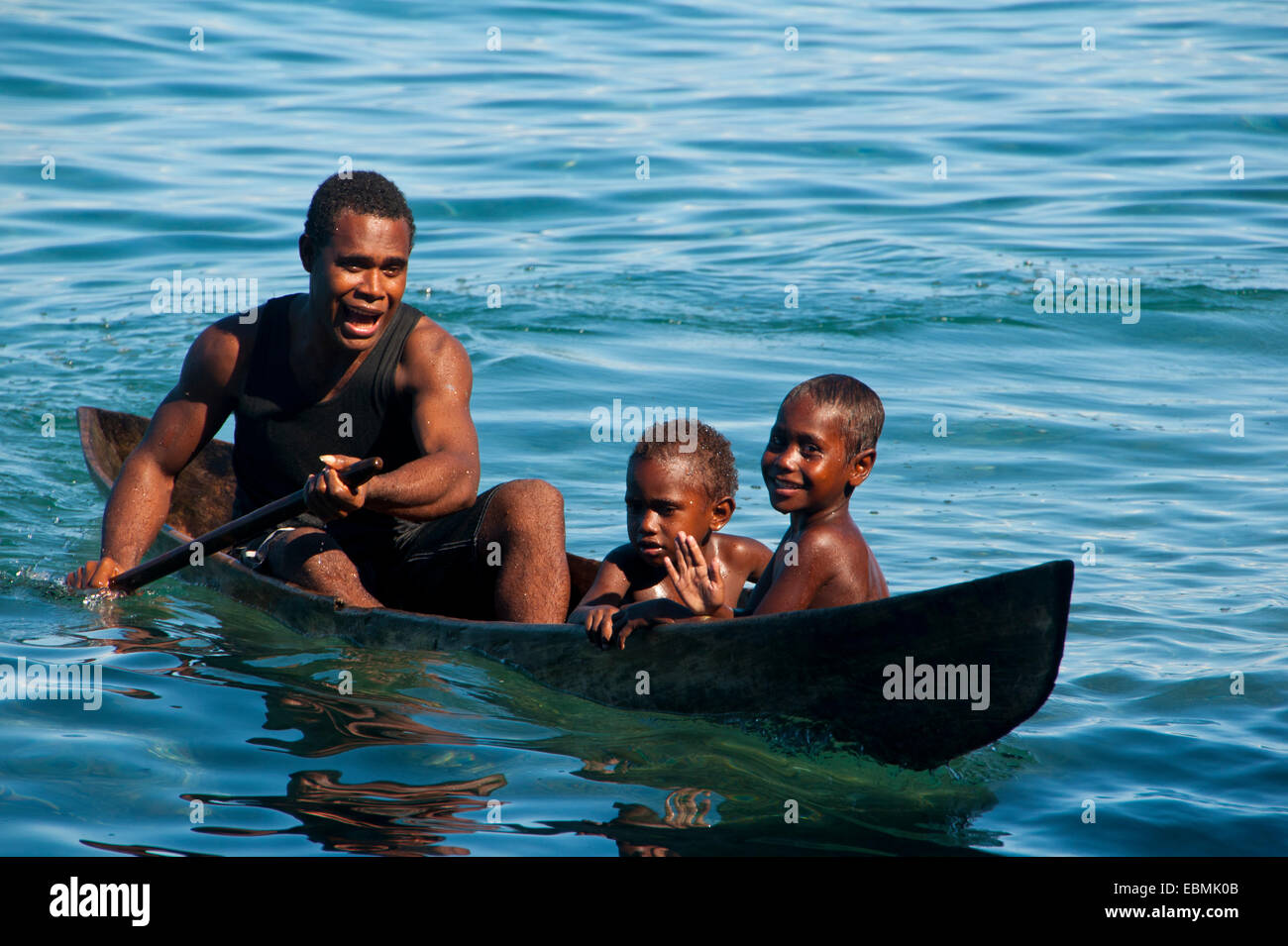 Ein Mann und zwei Kindern in einem Kanu, Savo Island, Central Province, Salomonen Stockfoto