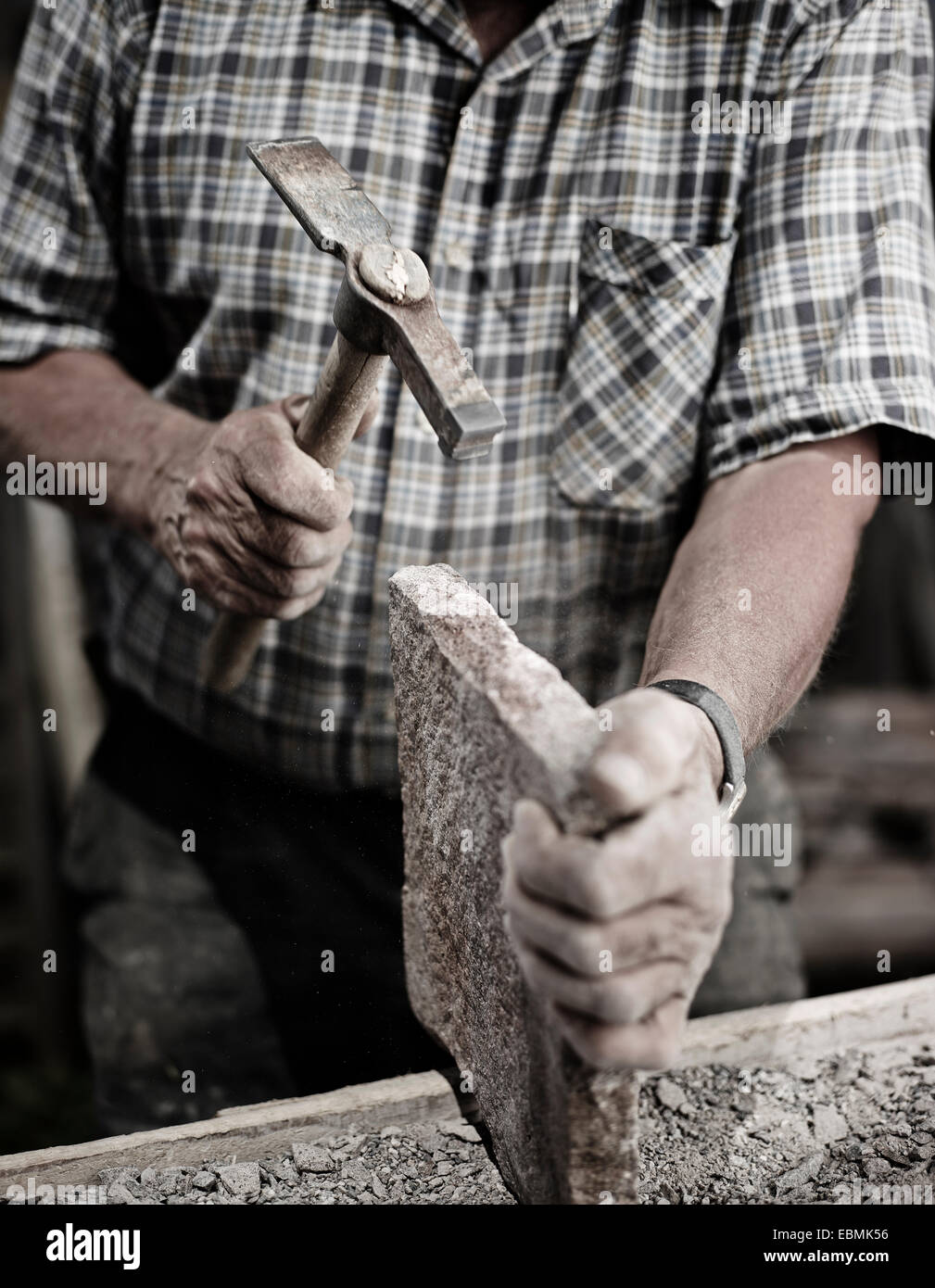 Steinmetz arbeiten auf eine Steinplatte mit einem Hammer, Reith Im  Alpbachtal, Bezirk Kufstein, Nord-Tirol, Tirol, Österreich Stockfotografie  - Alamy