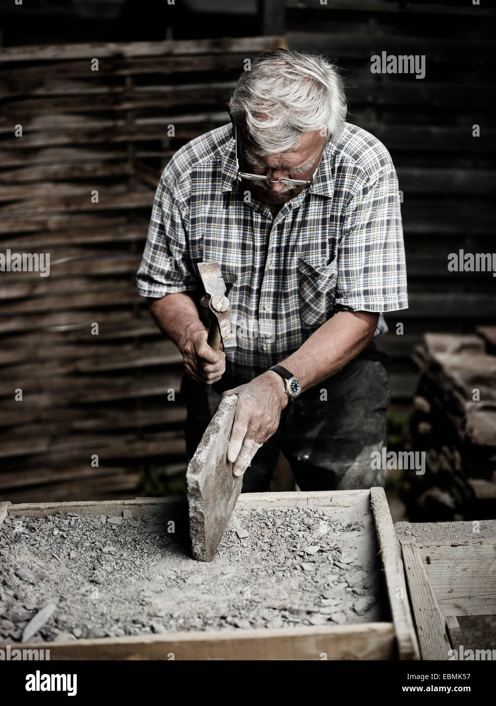 Steinmetz arbeiten auf eine Steinplatte mit einem Hammer, Reith Im Alpbachtal, Bezirk Kufstein, Nord-Tirol, Tirol, Österreich Stockfoto
