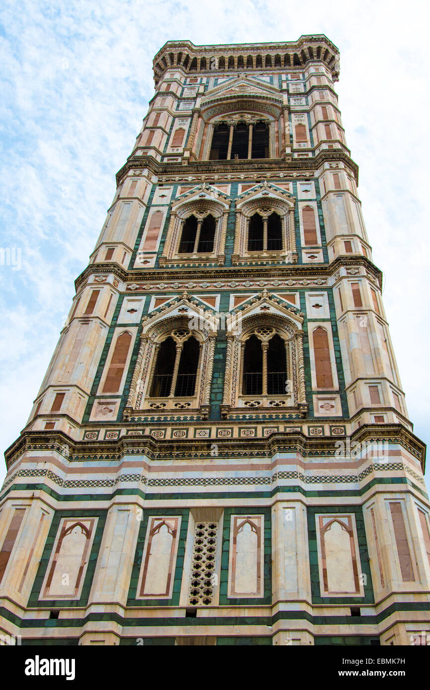 Blick von unten und vorne von Giottos Glockenturm der Kathedrale Santa Maria del Fiore in Piazza del Duomo in Florenz Stockfoto