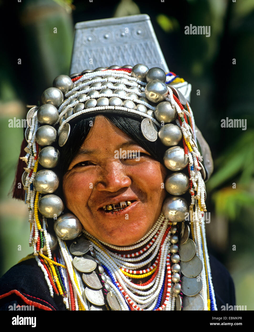 Akha Frau mit traditioneller Kleidung und Kopfbedeckung mit silbernen Glocken, Porträt, Chiang Rai Provinz, Nord-Thailand, Thailand Stockfoto