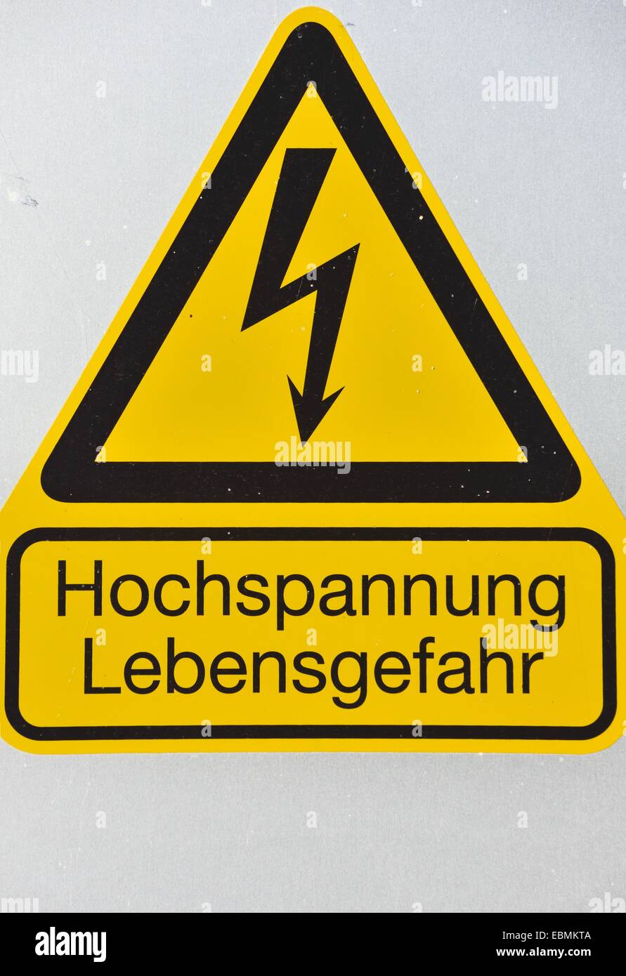 Warnschild in Deutsch, hohe Spannung, Gefahr Stockfoto