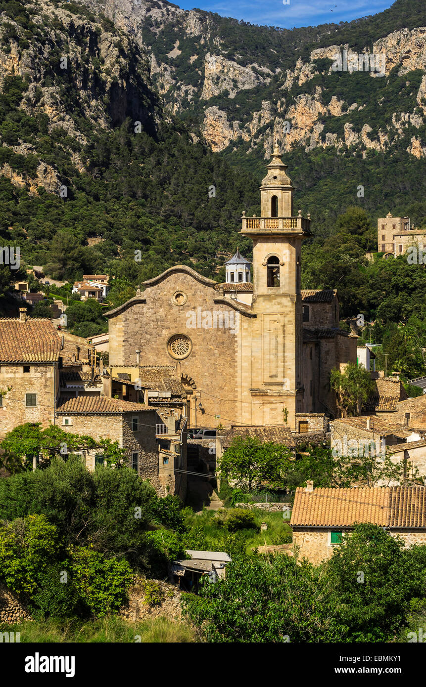 Stadtbild mit der Kirche San Bartolome, Valldemossa, Balearische Inseln, Spanien Stockfoto