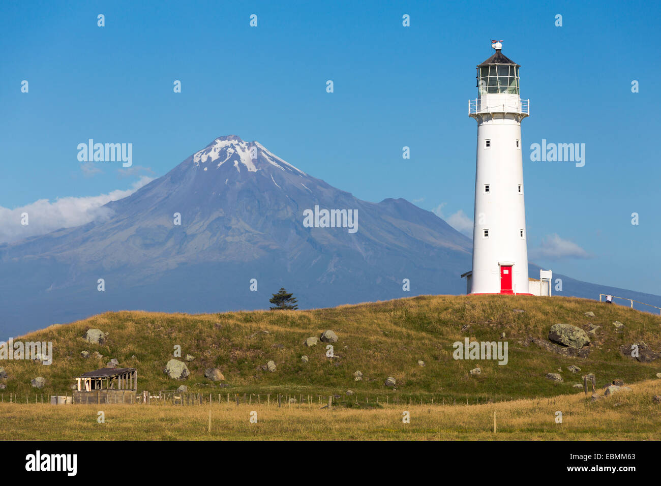 Leuchtturm Cape Egmont mit Mount Taranaki, Pungarehu, Taranaki Region, Neuseeland Stockfoto