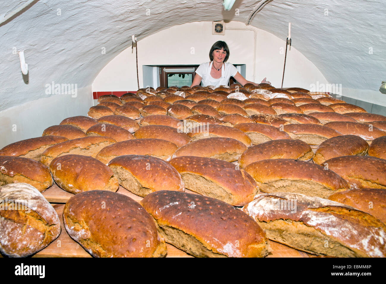 Bauern machen Brot in ihre eigene Bäckerei auf dem Bauernhof, so genannte "Brot Himmel", Tirol, Österreich Stockfoto