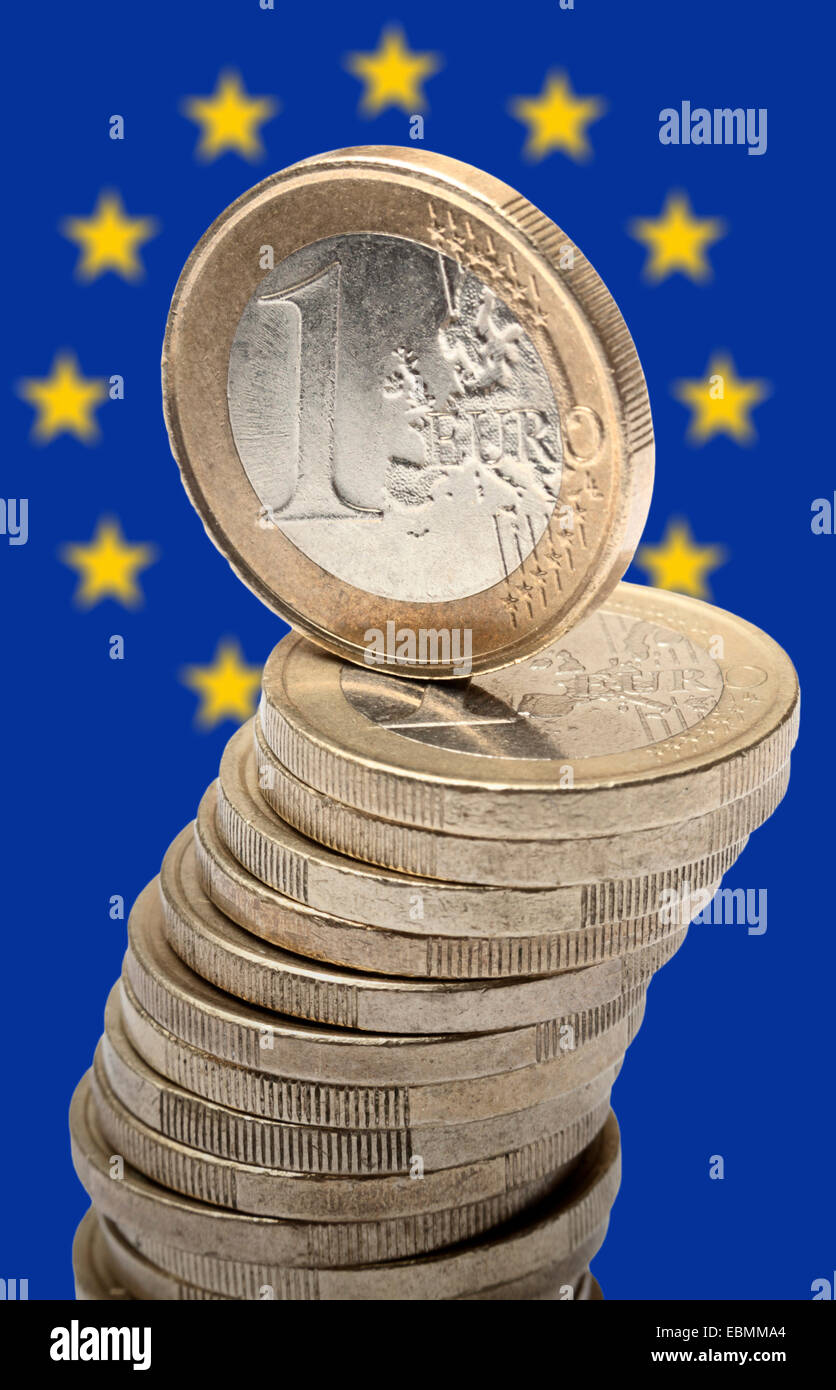 Stapel von Euro-Münzen vor der Flagge von Europa, Deutschland Stockfoto