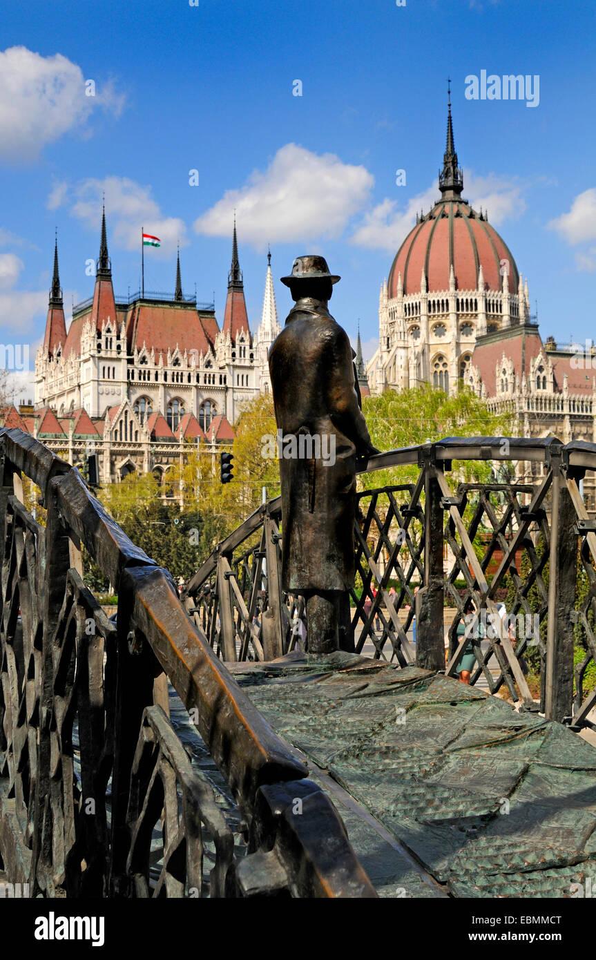 Budapest, Ungarn. Parlamentsgebäude oder Orszaghaz (Imre Steindl: 1884-1904) Statue von Imre Nagy auf einer Brücke Stockfoto