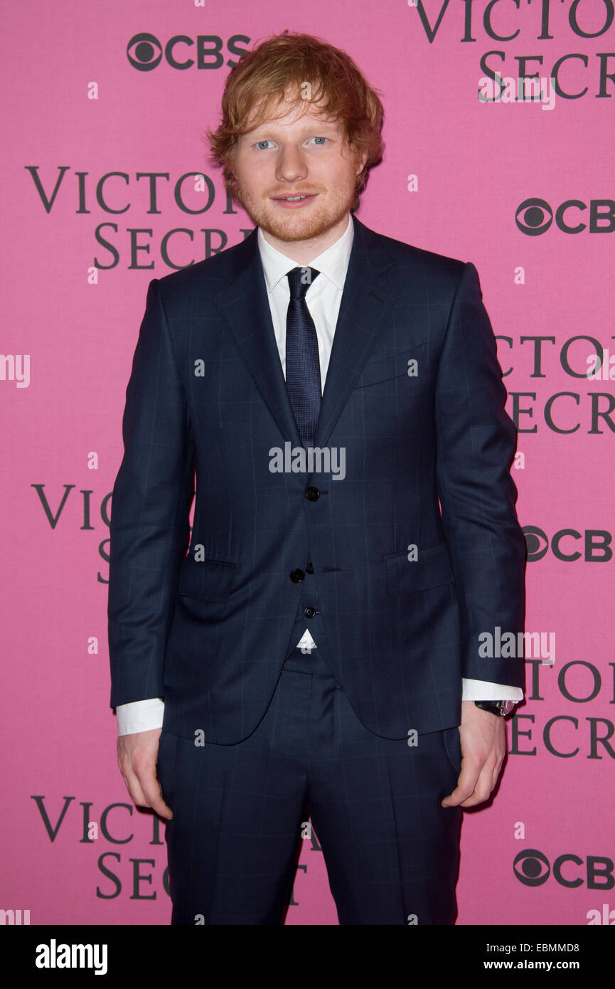 Ed Sheeran stellt bei der Victorias Secret Fashion Show in London. Stockfoto