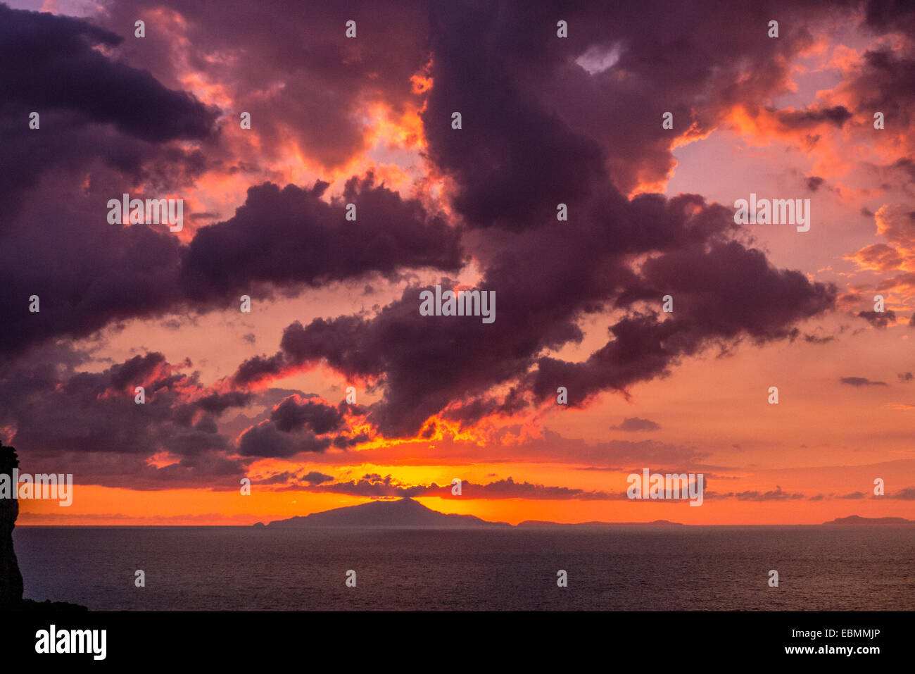 Sonnenuntergang über der Insel von Ischia, von Vico Equense, in der Bucht von Neapel, Italien. Stockfoto