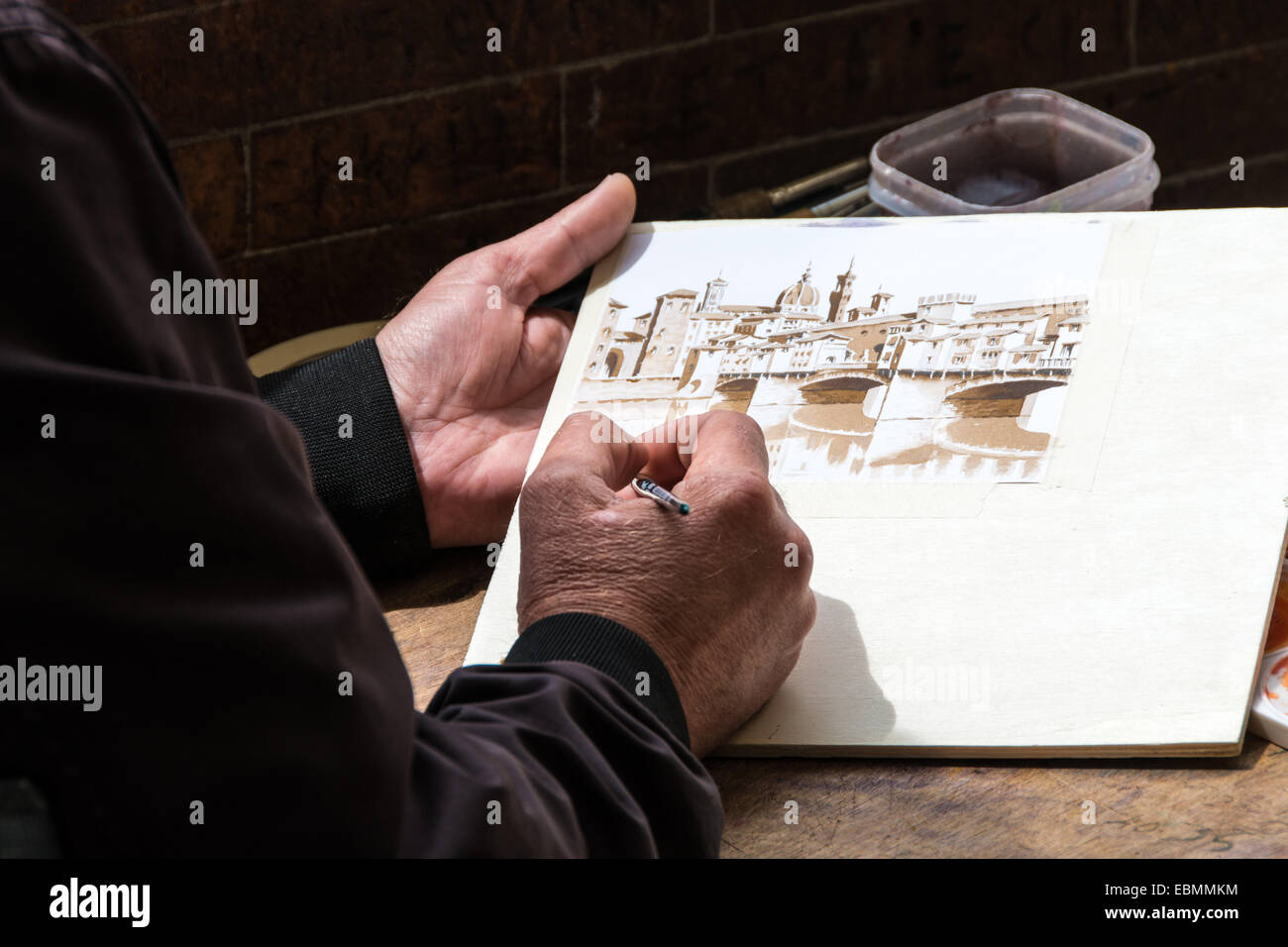 Detail der Hände und Werkzeuge der Straßenkünstler, die Ponte Vecchio in Florenz, warmen Farben malt Stockfoto