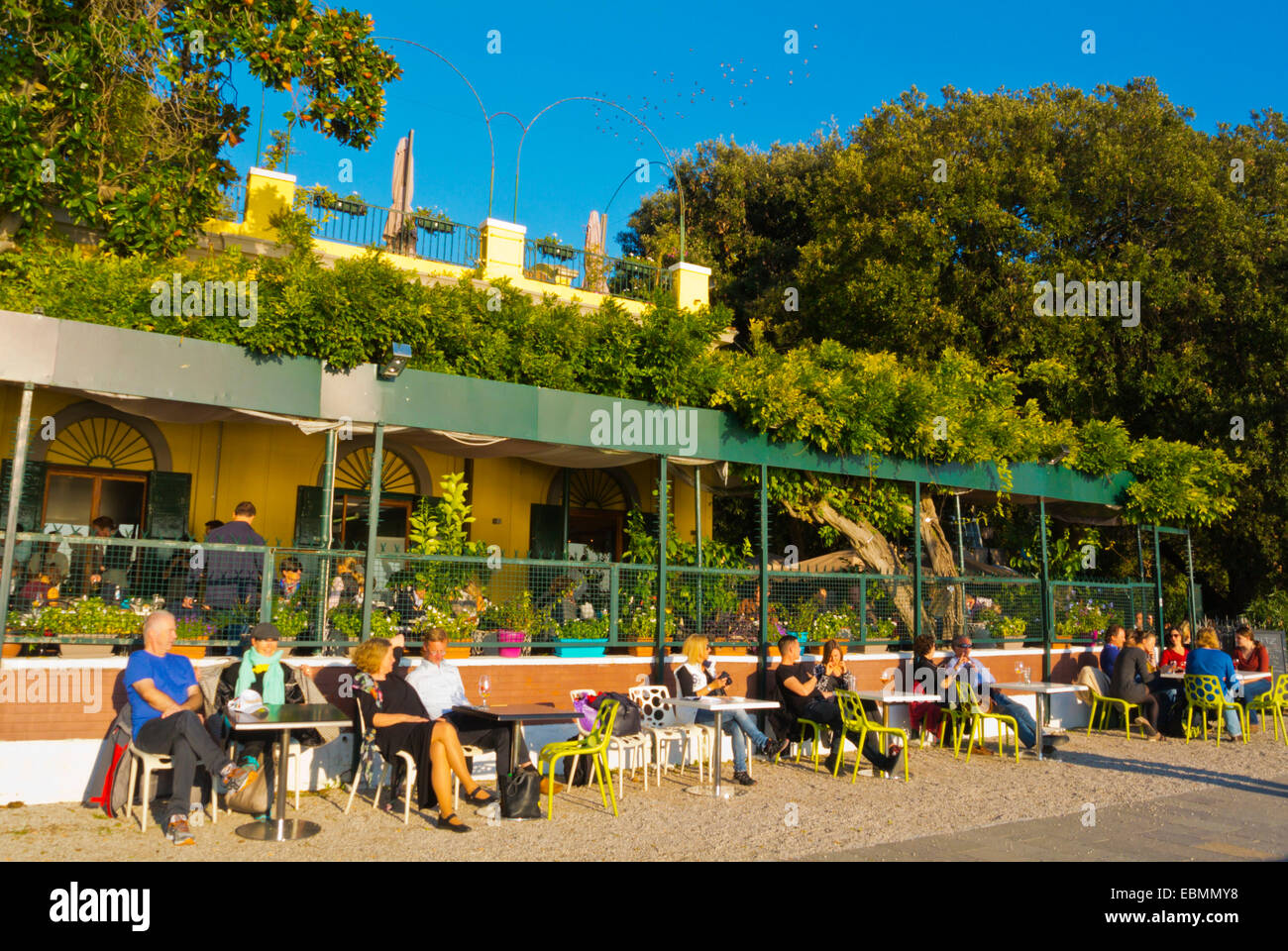 Cafe Terrasse vor Giardini della Biennale, Park in der Biennale stattfindet, Castello, Venedig, Italien Stockfoto