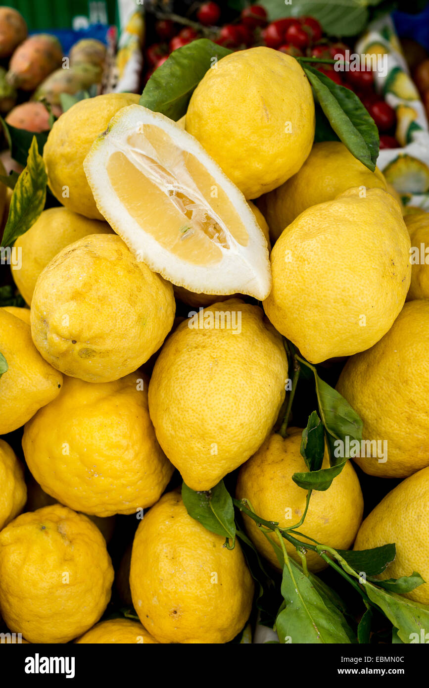 Zitronen für Verkauf am Straßenrand in Italien Stockfoto