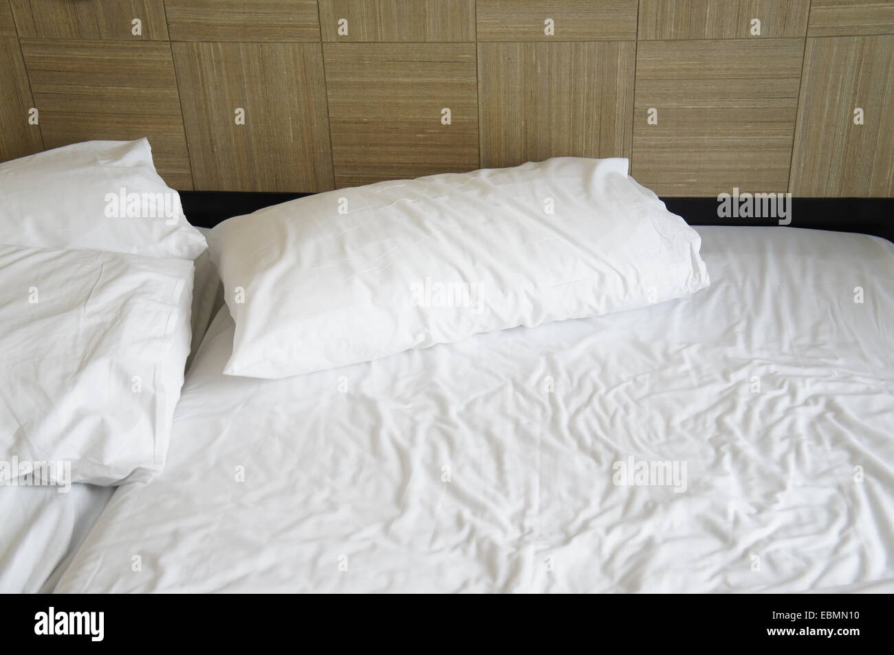 weißen Kissen auf Bett Stockfoto