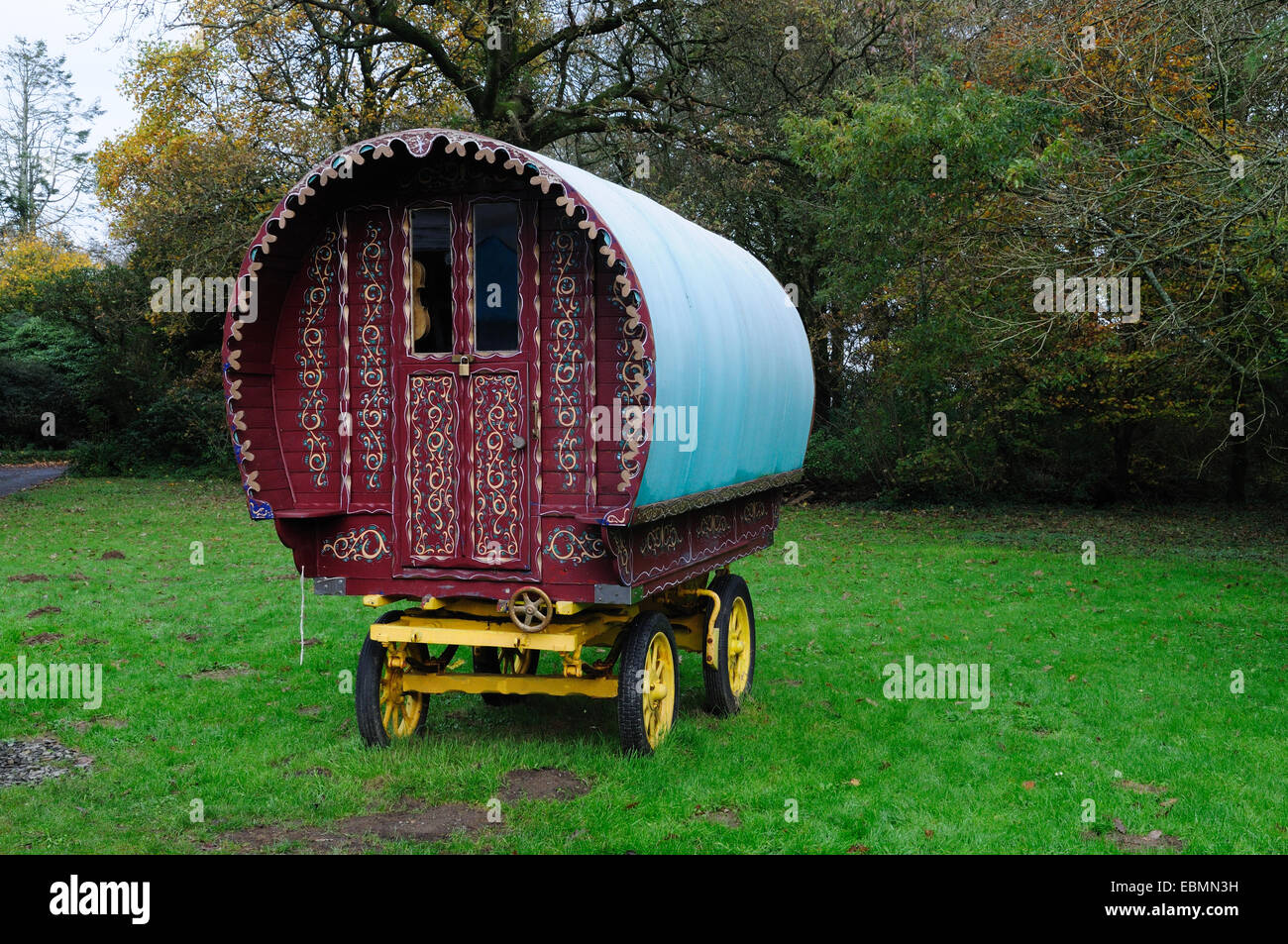 Ein altes Roma Zigeuner-Wohnwagen auf dem Gelände des Scolton Manor Pembrokeshire Wales Cymru UK GB Stockfoto