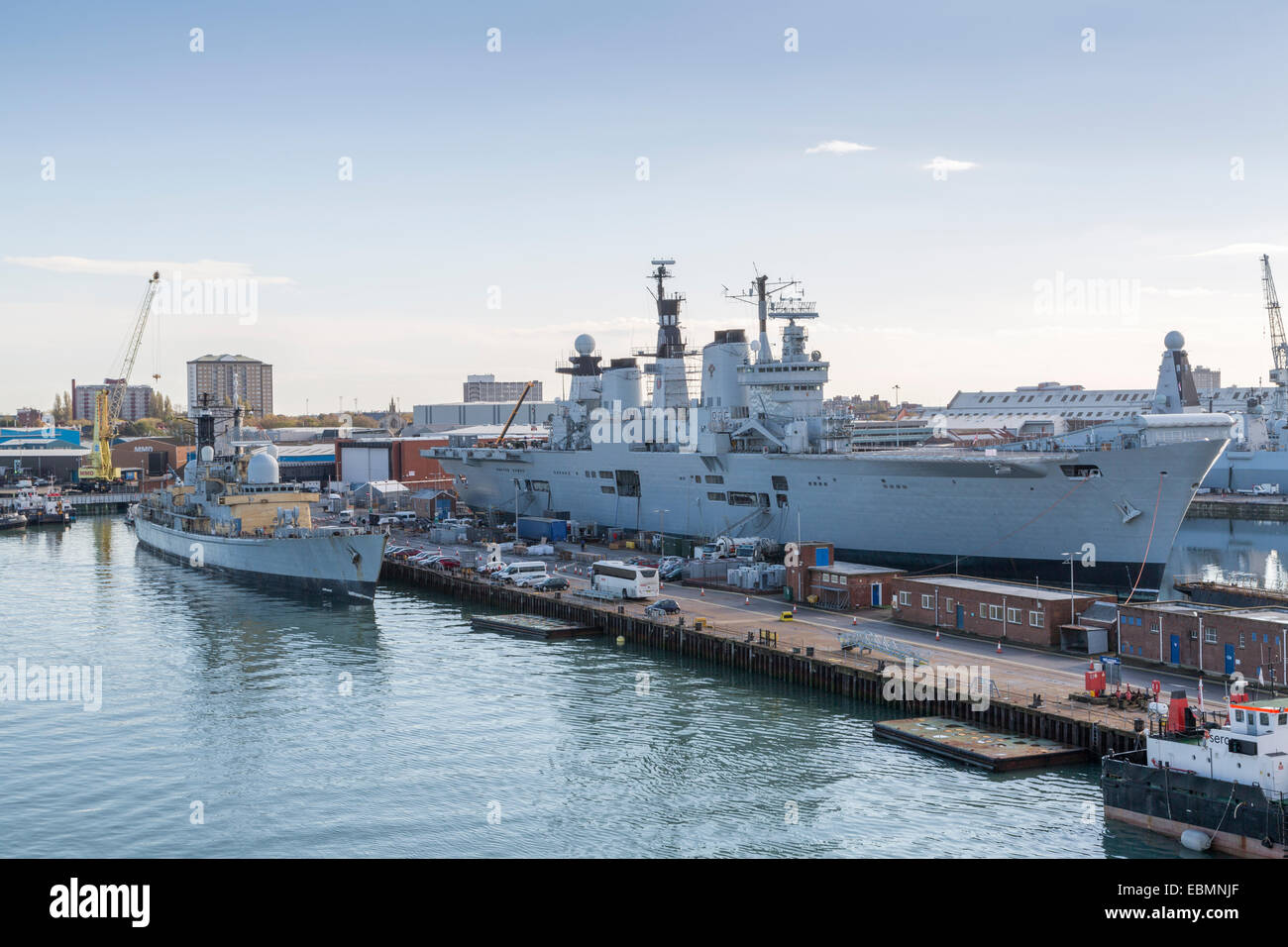 Ein Blick auf die Decommissioned Flugzeugträger HMS illustre Portsmouth Naval Base (Hampshire) Stockfoto