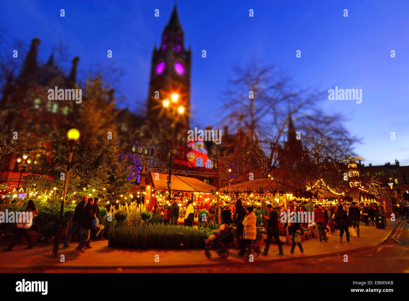 Weihnachtsmarkt vor dem Rathaus in Albert Square, Manchester, England. Stockfoto