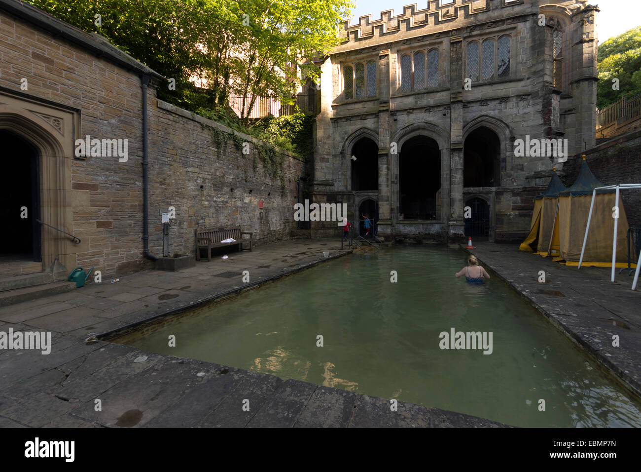 Frau, die das Wasser bei St Winefride oder St Winifred gut Pilgerstätte, Holywell, Flintshire, North Wales, UK Stockfoto
