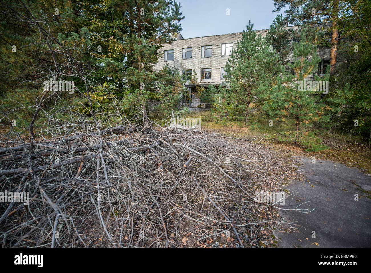 Gebäude in Chernobyl-2 Militärbasis neben sowjetischen Duga-3 Radar in der Sperrzone von Tschernobyl, Ukraine Stockfoto