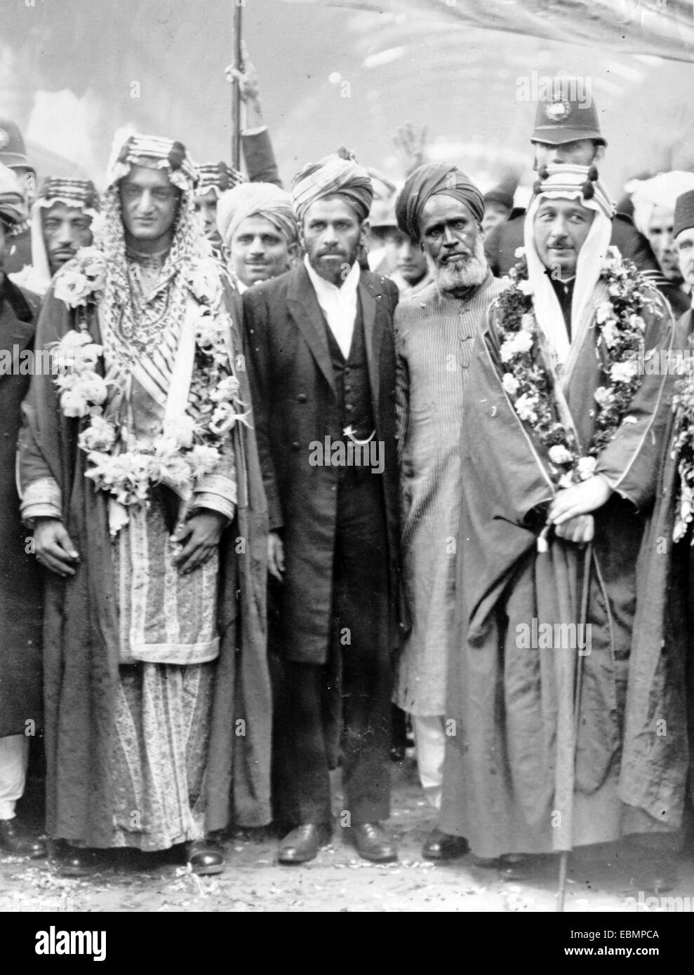 Kronprinz von Saudi-Arabien, Faisal bin Adbulaziz al Saud (nach links), später Monarch oder König von Saudi-Arabien, auf Royal Saudi Besuch London Fazi Moschee besuchen oder London Moschee im Jahre 1935. Prinz Faisal wurde Minister für auswärtige Angelegenheiten von Saudi-Arabien im Jahr 1930 unter der Herrschaft seines Vaters, Ibn Saud, der erste Monarch von Saudi Arabien. Das Fazl Moschee oder London-Moschee war die erste speziell gebaute Moschee in London, im Oktober 1926 eingeweiht. Stockfoto