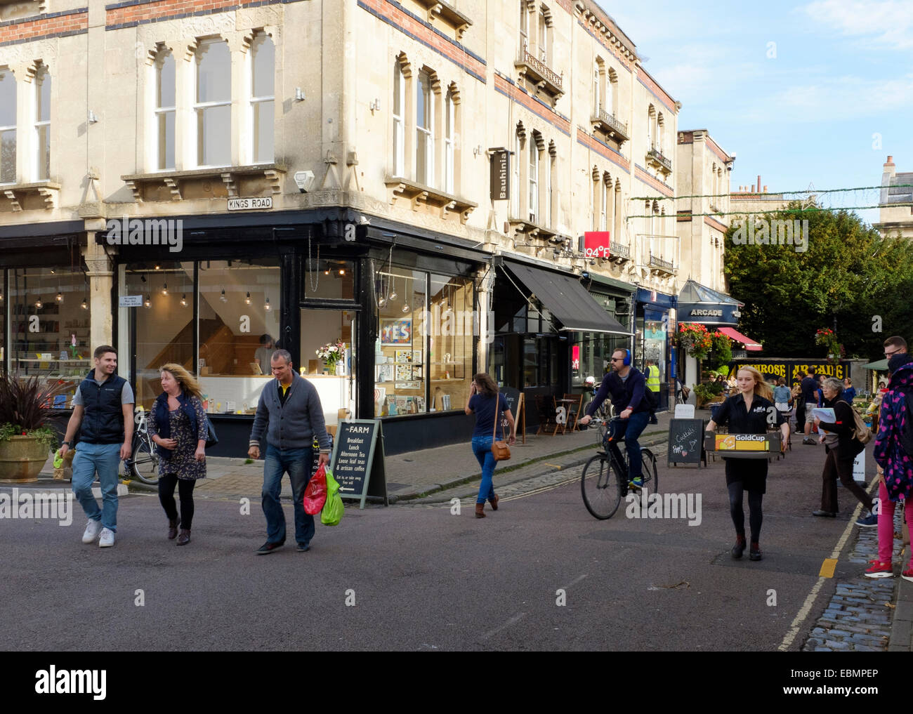 Bristol, England - 31. Oktober 2014: Menschen auf der belebten Fußgängerzone Boyces Avenue, Clifton. Im Hintergrund der Victoria Stockfoto