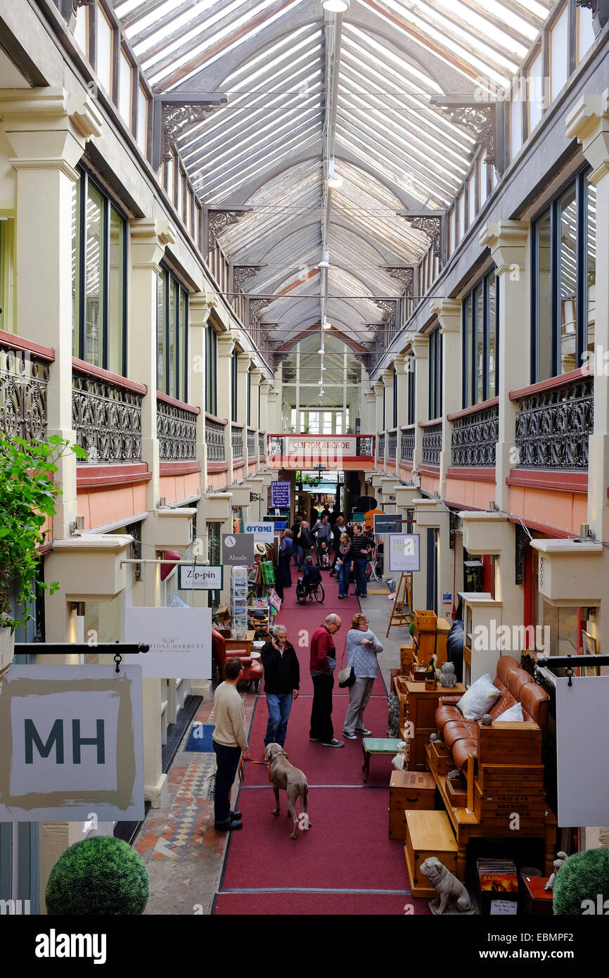 Das Innere des Clifton Arcade, eine kleine shopping viktorianischen Einkaufspassage mit einem Galerie - Clifton, Bristol Stockfoto