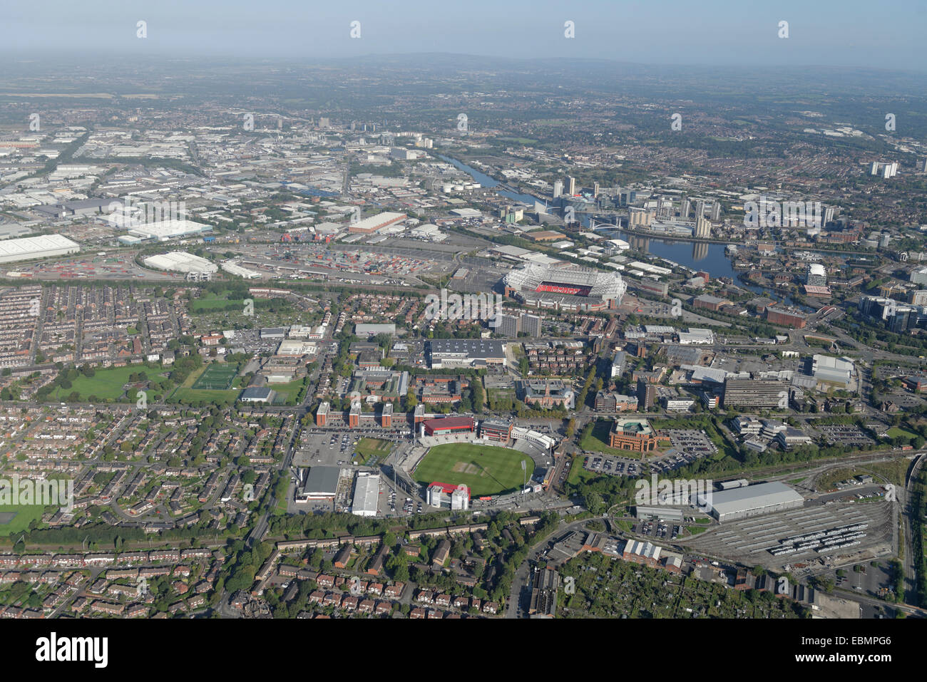 Eine Luftaufnahme des Old Trafford und Trafford Park von Manchester zeigt die Fußball und Cricket. Stockfoto