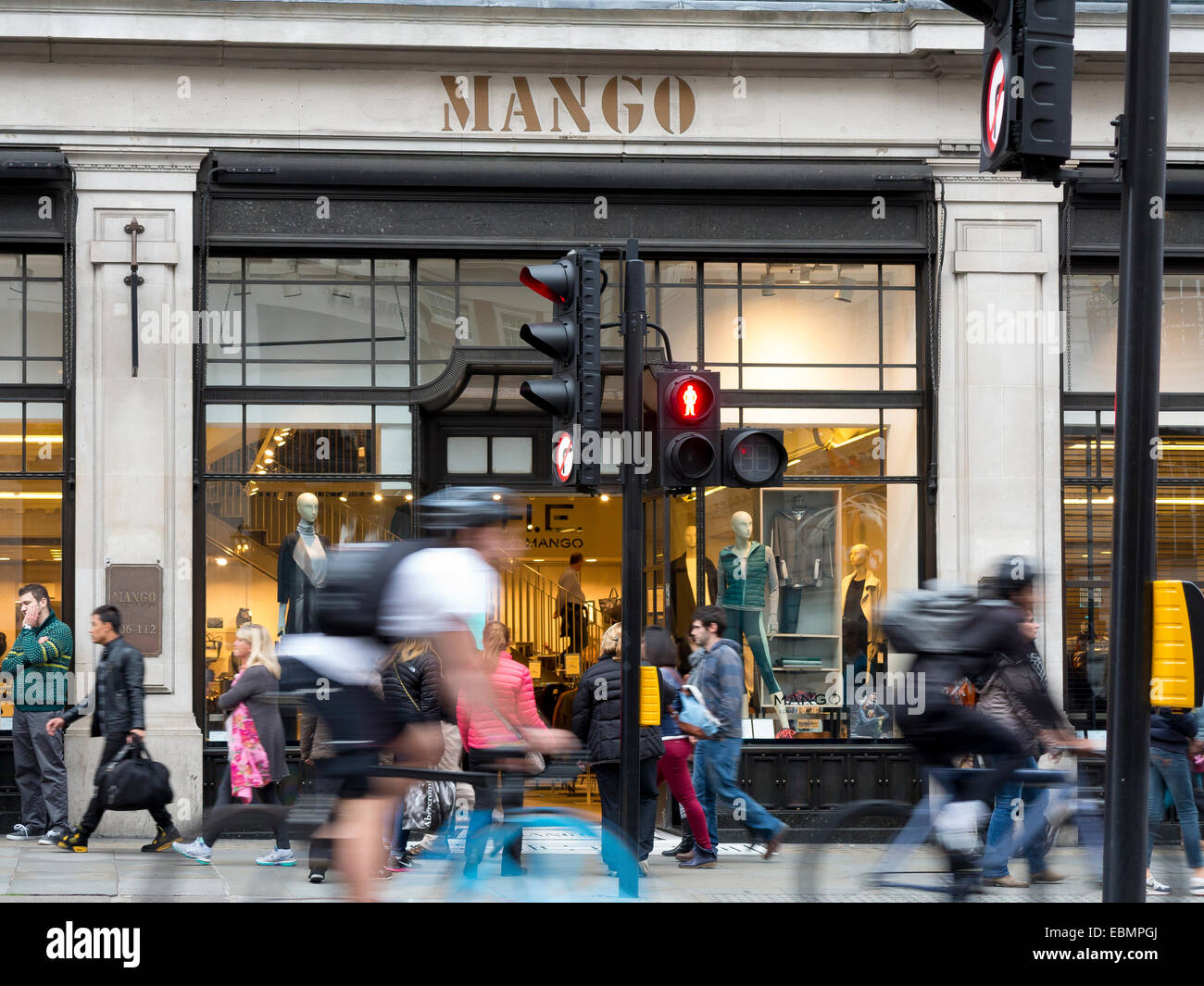 Eine Filiale der Modekette Mango in der Regent Street, London Stockfoto