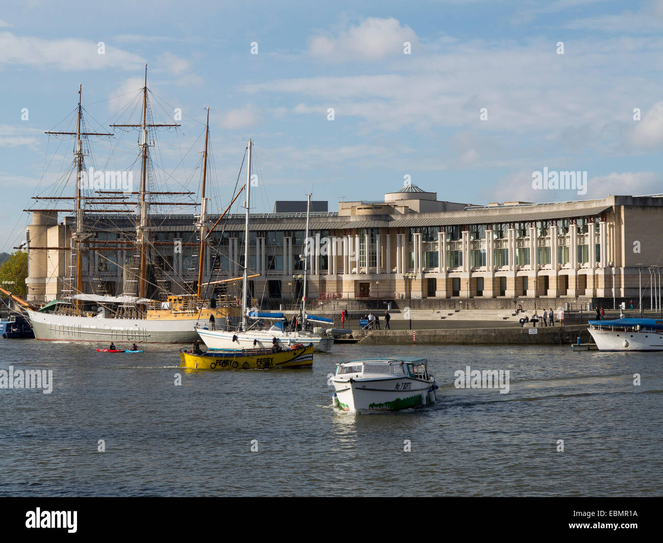 Bristol, England - 31. Oktober 2014: Lloyds Banking Group, Bristol - Canons House mit Booten im schwimmenden Hafen, Stockfoto