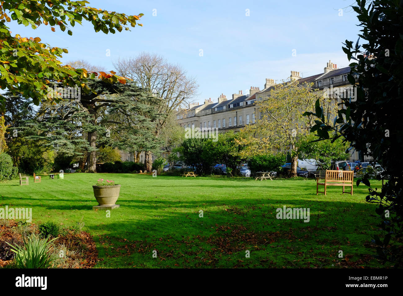 Clifton Park Gardens, mit Vyvyan Terrasse im Hintergrund, ein 'Square' in Clifton, Bristol Stockfoto