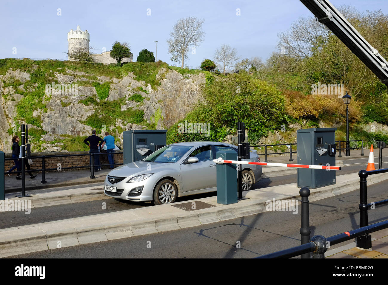 Bristol, England - 31. Oktober 2014: Auto auf der Durchreise Marktzutrittsschranken, Clifton Suspension Bridge über die Avon-Schlucht Stockfoto