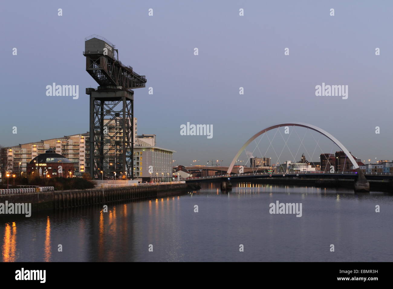 Finnieston Kran und Clyde Arc in der Dämmerung Glasgow Schottland Dezember 2014 Stockfoto