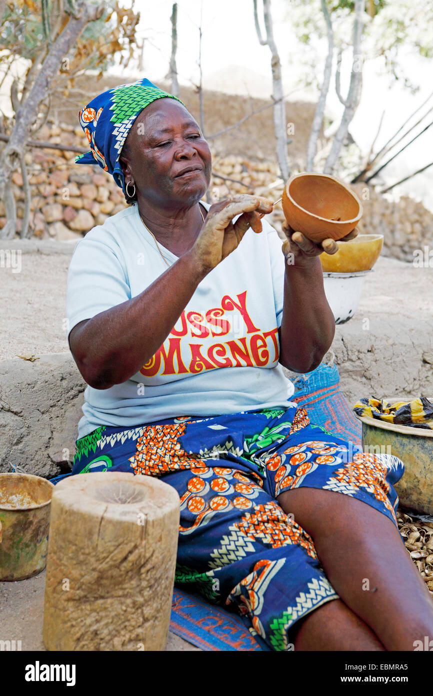 Frau von der ethnischen Gruppe der Kapsiki zeichnen Muster auf einer Schüssel aus Lehm, Kuhmist und Ziege Kot, Rhumsiki, Far North, Kamerun Stockfoto