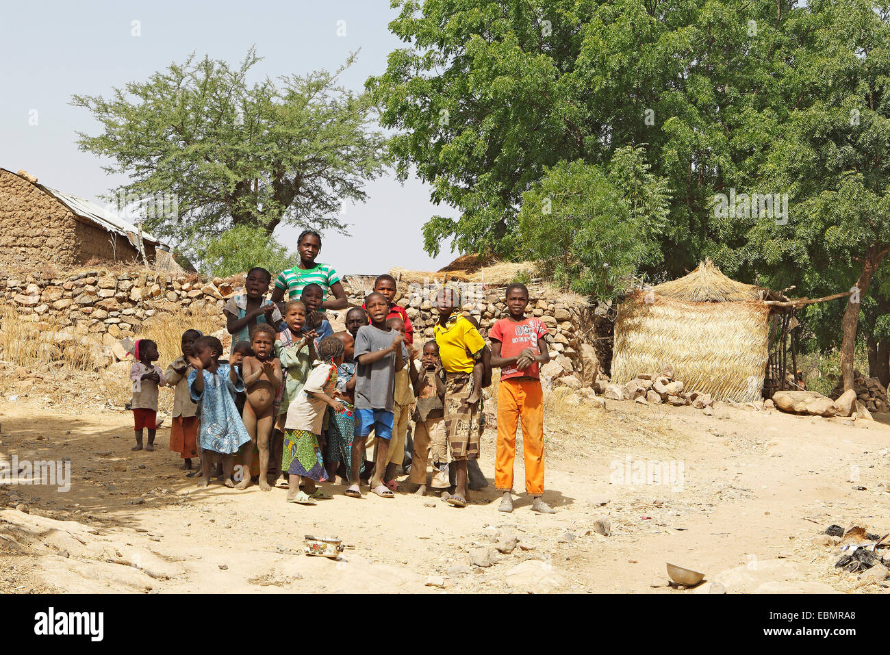 Gruppe von Kindern singen ein Lied des Willkommens, Rhumsiki, Far North, Kamerun Stockfoto