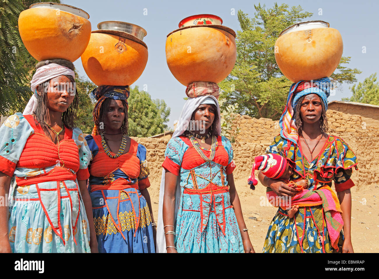 Fulani-Frauen, die die Milch Kalebassen auf ihren Köpfen, Maga-Damm, Pouss, Far North, Kamerun Stockfoto